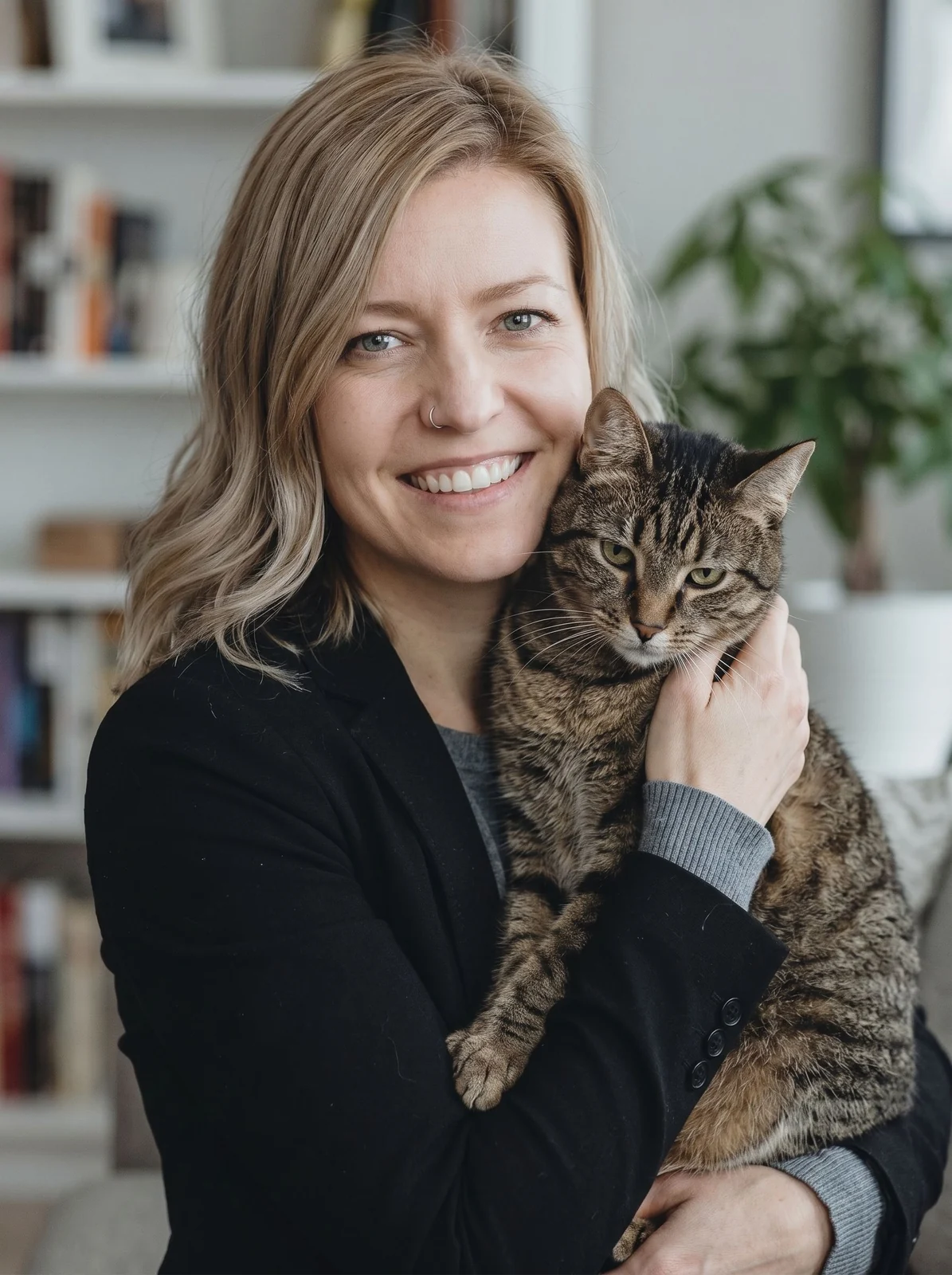 Larissa Rüncos abraçando um gato